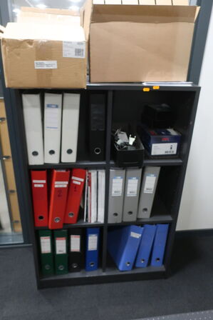 El. hæve/sænke skrivebord med indhold, kontorstol samt reol  