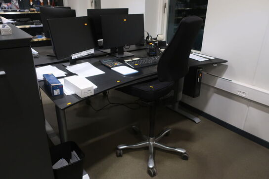 El. hæve/sænke skrivebord med indhold samt kontorstol 