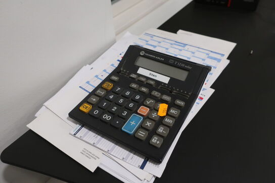 El. hæve/sænke skrivebord med indhold samt kontorstol 