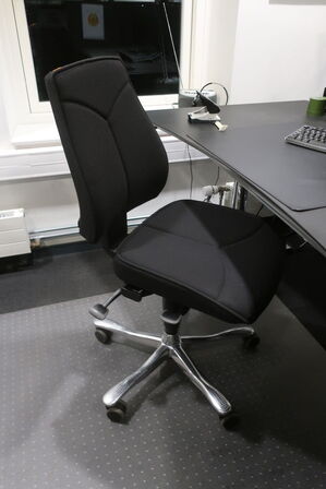 El. hæve/sænke skrivebord med indhold samt kontorstol 