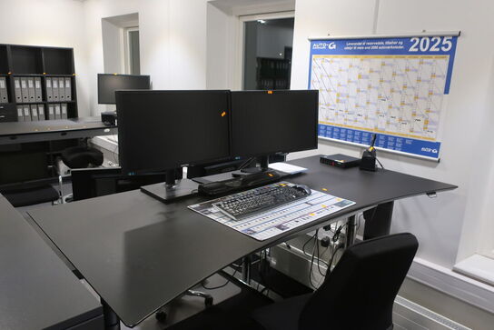 El. hæve/sænke skrivebord med indhold samt kontorstol 