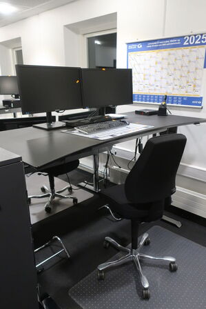 El. hæve/sænke skrivebord med indhold samt kontorstol 