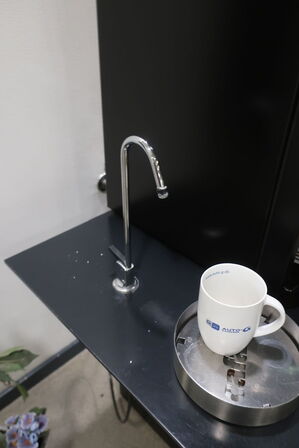 Kaffeautomat WITTENBORG FB7100 samt bord og vanddispenser