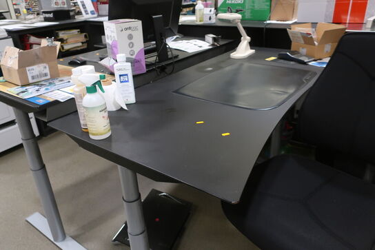 El. hæve/sænke skrivebord med indhold samt kontorstol 