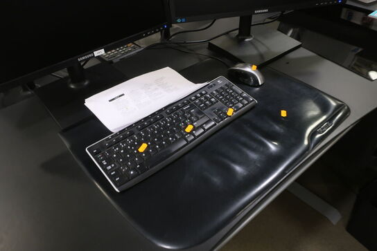 El. hæve/sænke skrivebord med indhold 