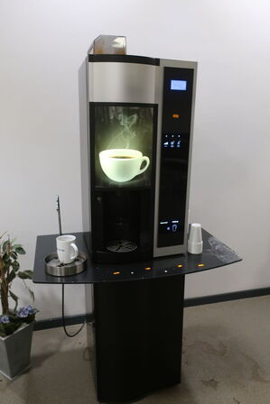 Kaffeautomat WITTENBORG FB7100 samt bord og vanddispenser