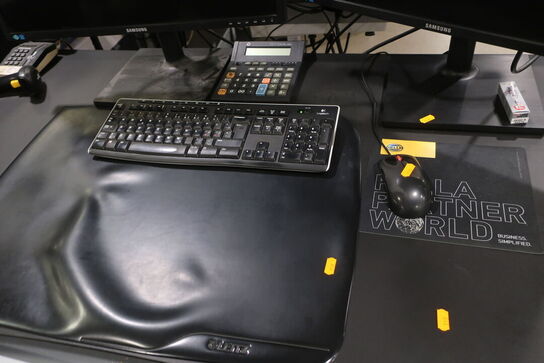 El. hæve/sænke skrivebord med indhold samt kontorstol 