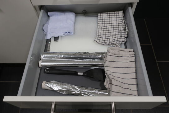 Kaffemaskine samt service i køkken 