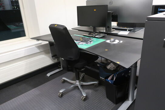 El. hæve/sænke skrivebord med indhold, kontorstol samt reol  