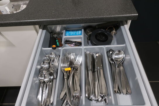 Kaffemaskine samt service i køkken 