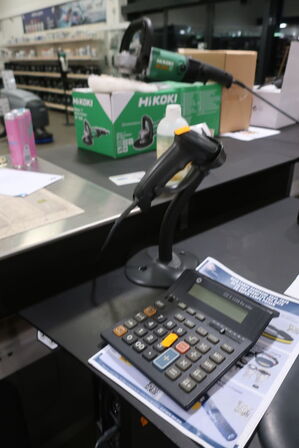 El. hæve/sænke skrivebord med indhold