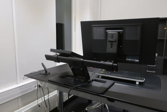 El. hæve/sænke skrivebord med indhold samt kontorstol 