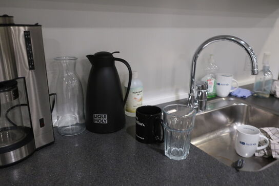 Kaffemaskine samt service i køkken 
