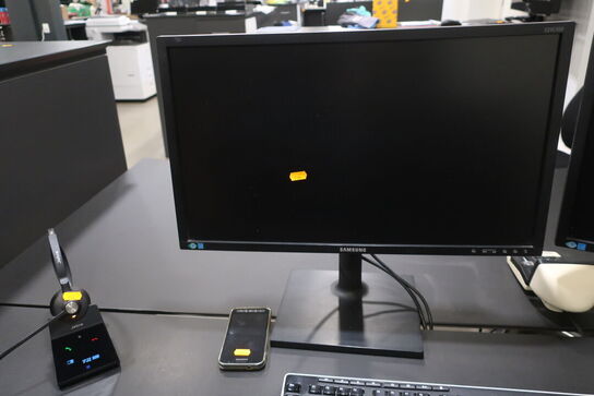 El. hæve/sænke skrivebord med indhold samt kontorstol 