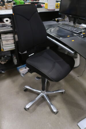 El. hæve/sænke skrivebord med indhold samt kontorstol 