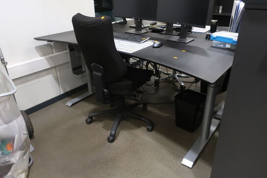 El. hæve/sænke skrivebord med indhold samt kontorstol 