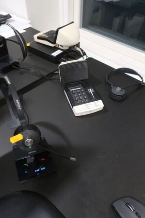 El. hæve/sænke skrivebord med indhold samt kontorstol 