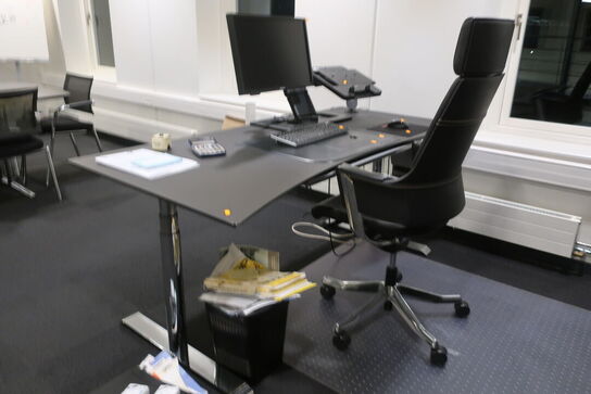 El. hæve/sænke skrivebord med indhold samt kontorstol 