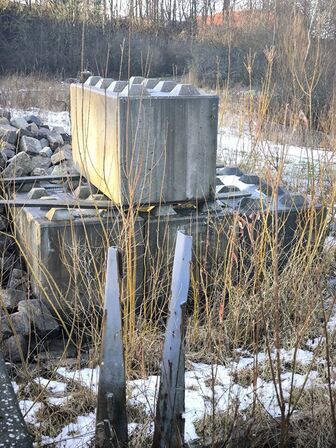 Div. Træ samt betonblokke