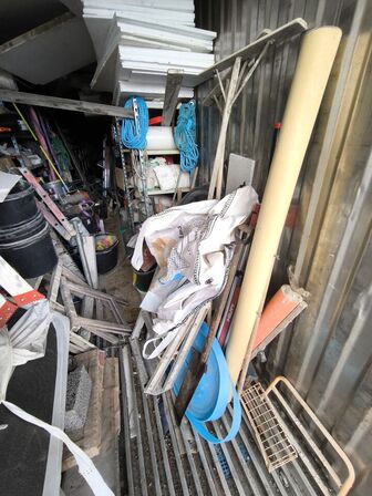 40 fods container med stiger, varelager, div. Værktøj m.m.