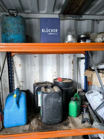 20 fods container med varelager, værktøj m.m.