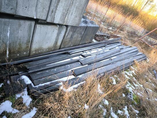 Div. Træ samt betonblokke