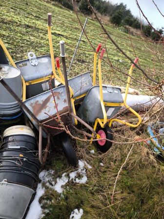 Div. Trillebøre, murespande, afspærringstolper m.m.