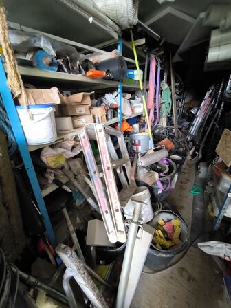 40 fods container med stiger, varelager, div. Værktøj m.m.