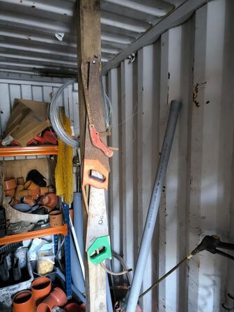 20 fods container med varelager, værktøj m.m.