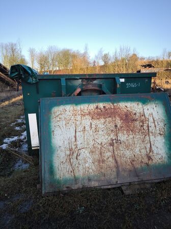 Affaldscontainer med indhold MILJØ-ART AS