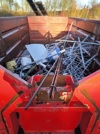 Affaldscontainer med indhold