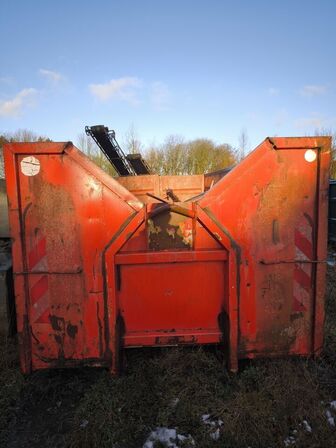 Affaldscontainer med indhold