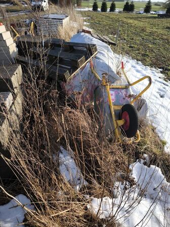2 stk. trillebøre, betonblokke, div. Varelager m.m.