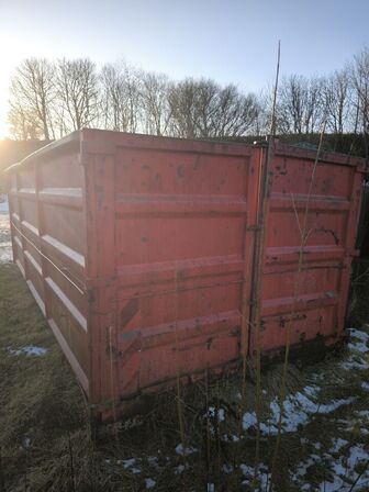 Affaldscontainer med indhold