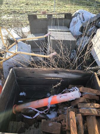 2 stk. trillebøre, betonblokke, div. Varelager m.m.