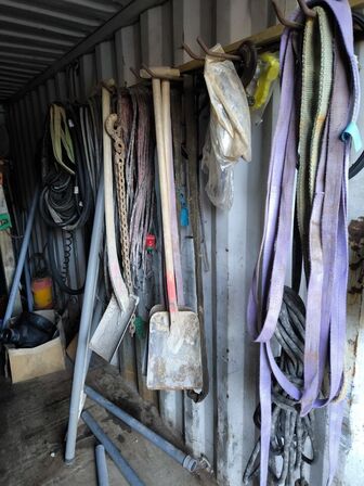 20 fods container med varelager, værktøj m.m.