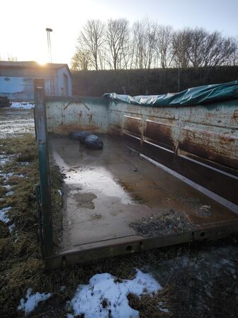 Affaldscontainer med indhold MILJØ-ART AS