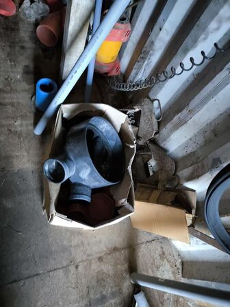 20 fods container med varelager, værktøj m.m.