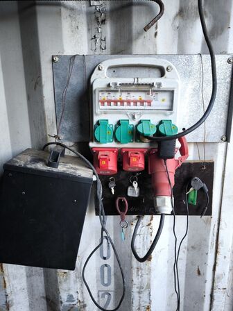 20 fods container med varelager, værktøj m.m.