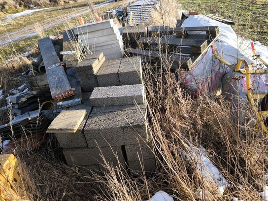 2 stk. trillebøre, betonblokke, div. Varelager m.m.