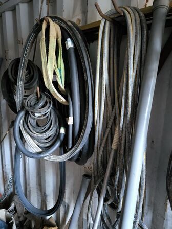 20 fods container med varelager, værktøj m.m.