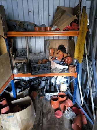 20 fods container med varelager, værktøj m.m.