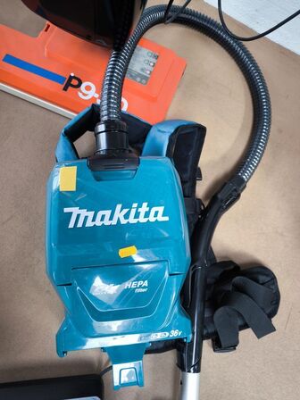 Rygstøvsuger MAKITA inkl. batterier og lader