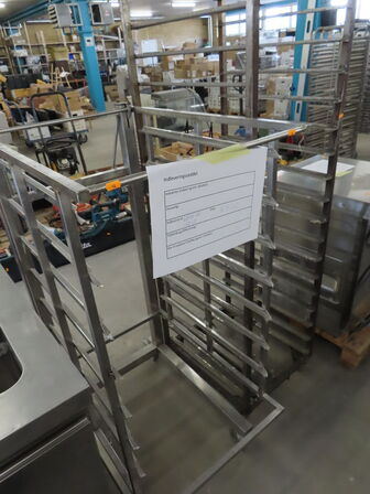 2 stk stikvogne, den ene med løft HOUNO