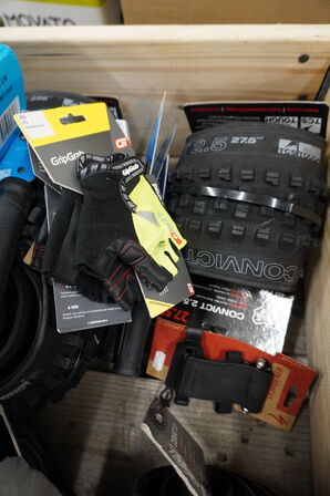 Diverse cykeldele og -udstyr