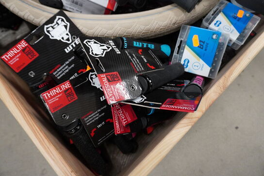 Diverse cykeldele og -udstyr