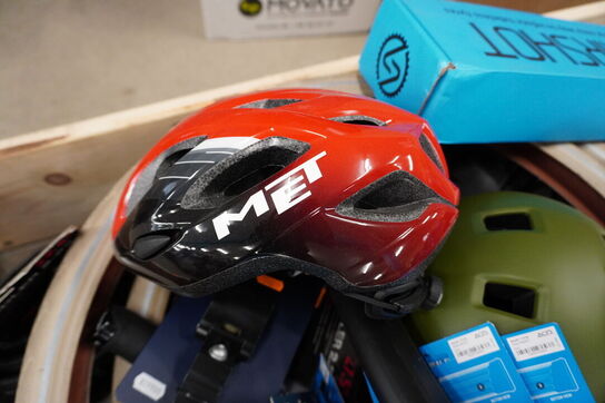 Diverse cykeldele og -udstyr