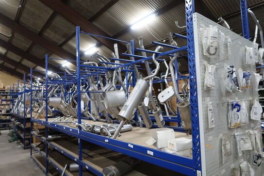 Reol til udstødninger uden indhold