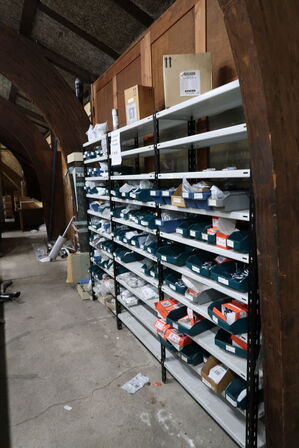 6 fag lagerreoler med indhold