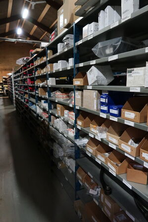 9 fag dobbeltsidet lagerreoler uden indhold